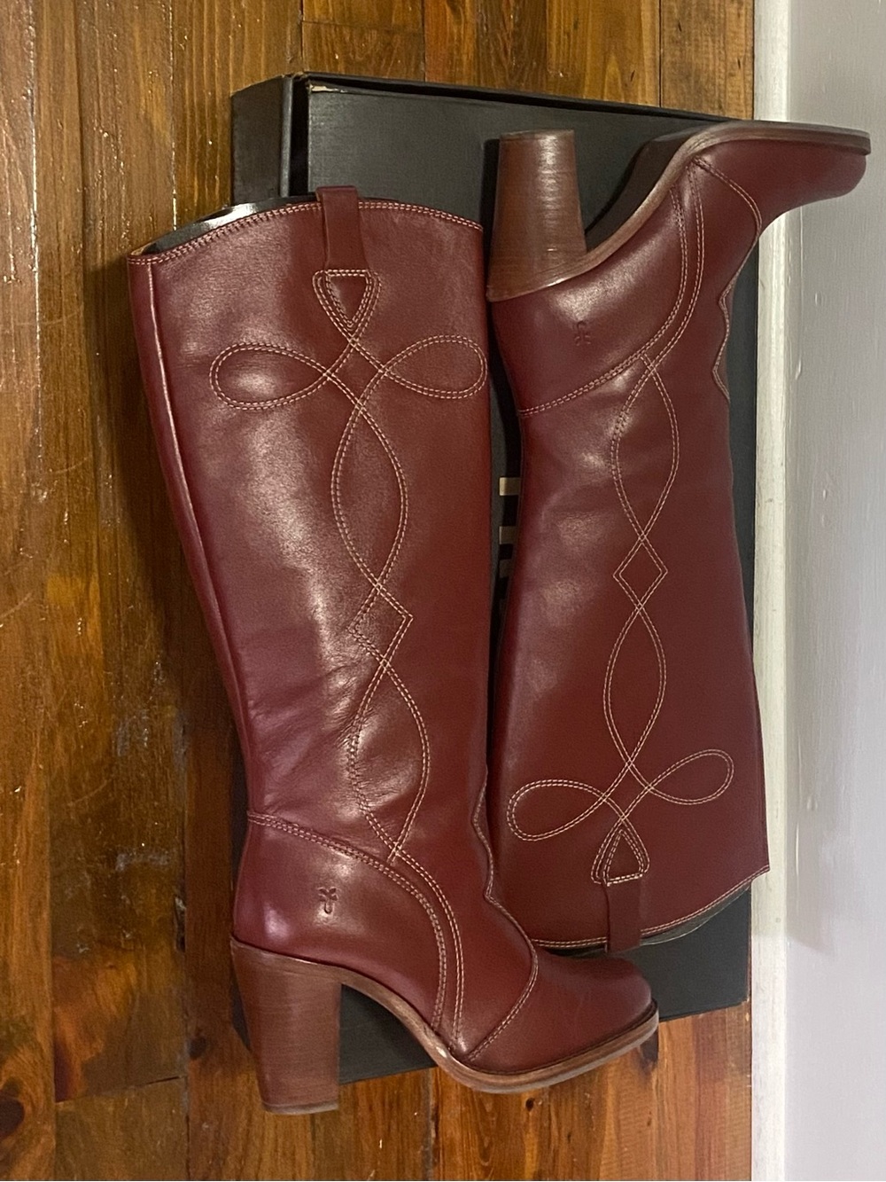 Frye Corinne Tall Deco Stitch Leather Boots Cranberry Size 8M – Original Box